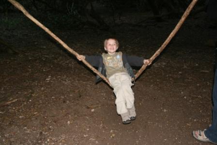 Marnas auf einer Astschaukel